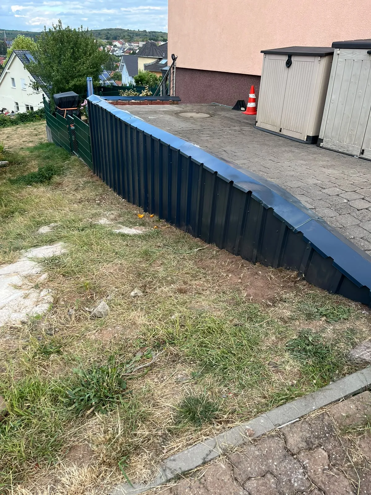 Terrassenwand verkleiden – Nachher
