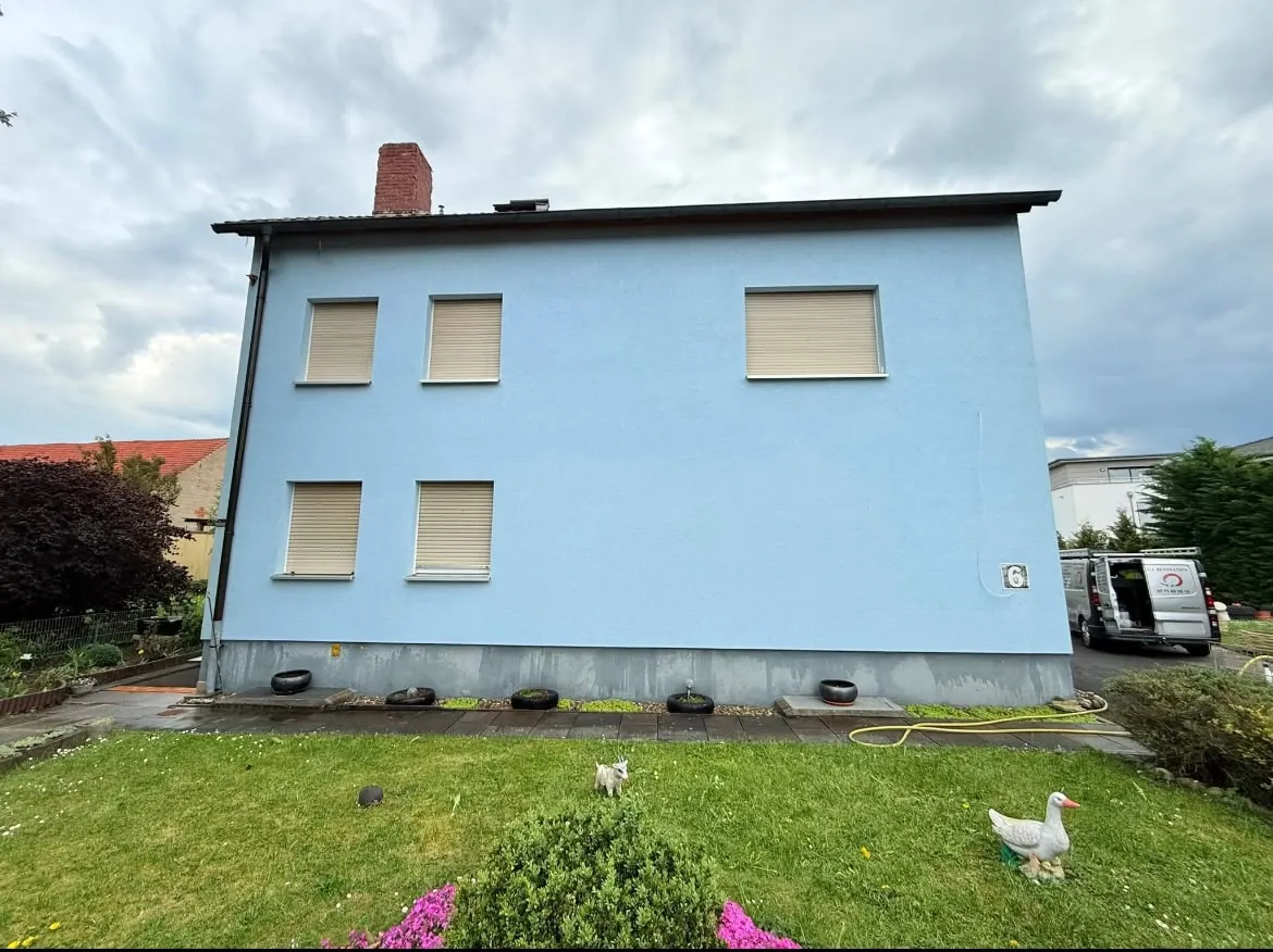 Fassade in frischem Blau – Nachher